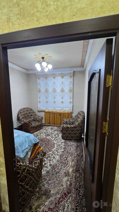 м.Ойбек. Сдаётся 3 (4)х комнатная квартира в центре. Собственник.