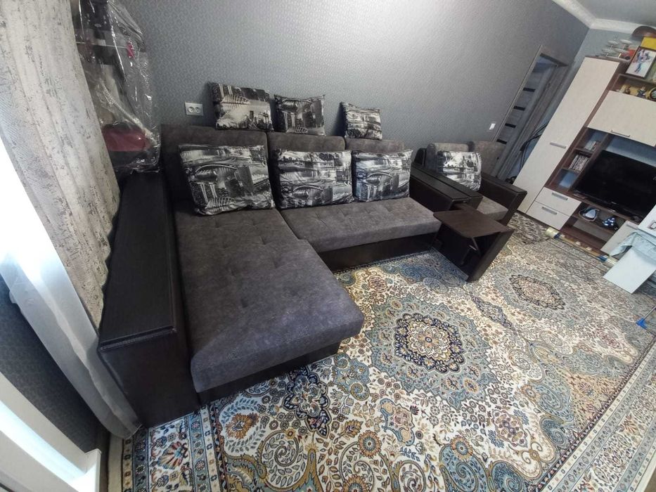 Диван с креслом.