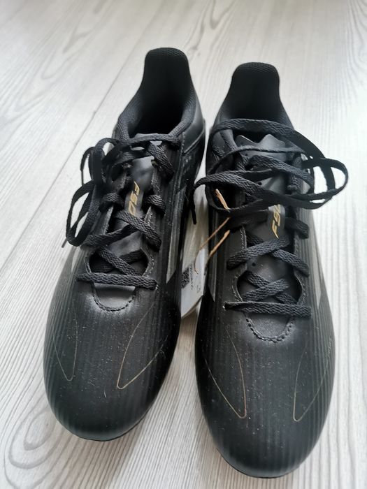 Adidas original cu crampoane pentru fotbal