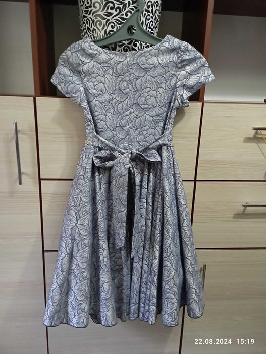 продам платье для девочки