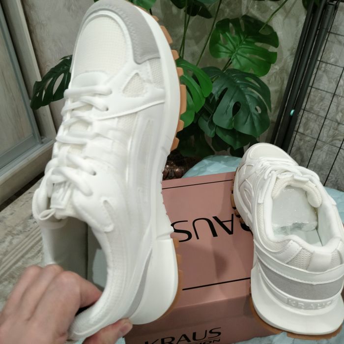 Продам кроссовки женские