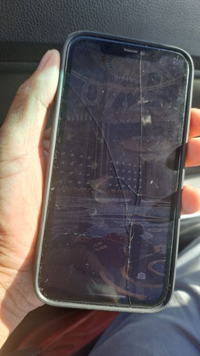 Iphone11 продам экран треснут