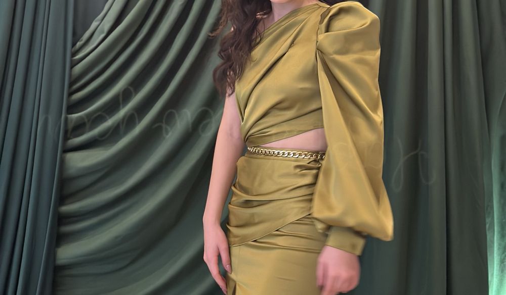 Вечернее платье с вырезом