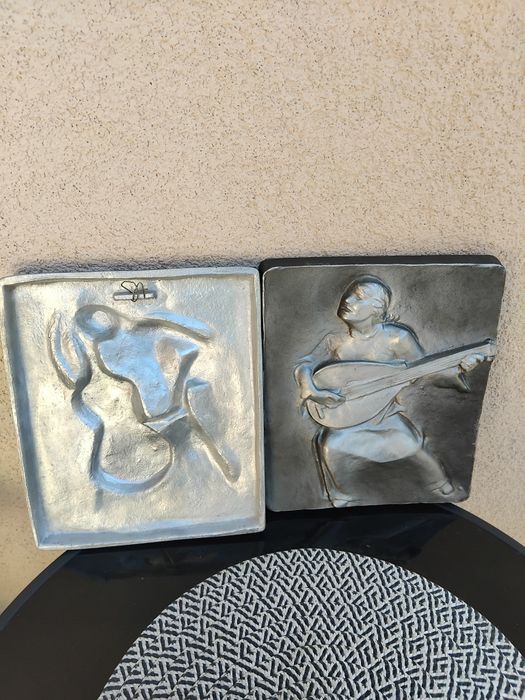 Vând tablouri din aluminiu turnat.