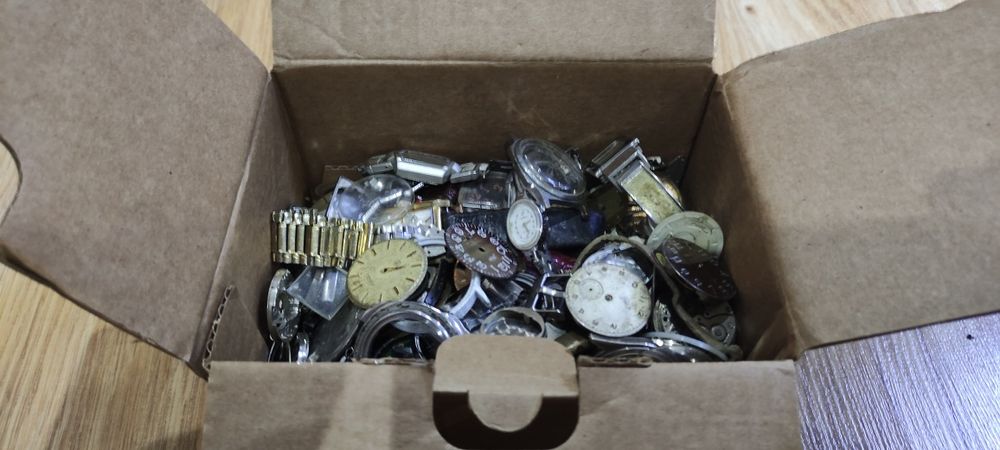 Часовые запчасти три коробки