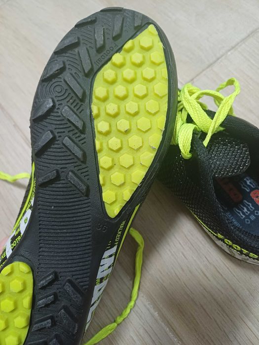 Футболни обувки стоножки