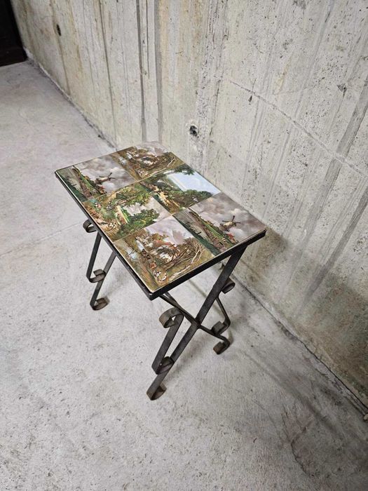 Помощна масичка с плочки в ретро стил