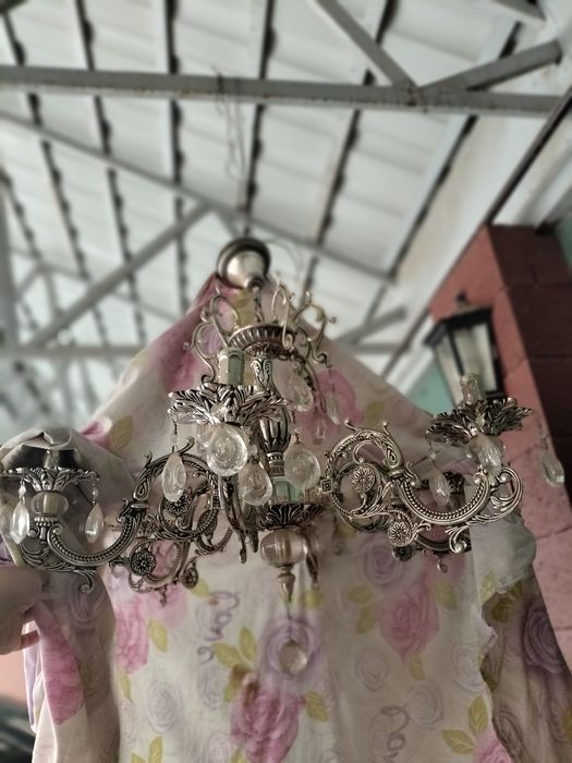 Продам шикарную люстру