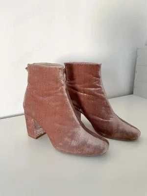 Women pantofi  sandale  cizme  etc .  toate matimile  pret avantajos