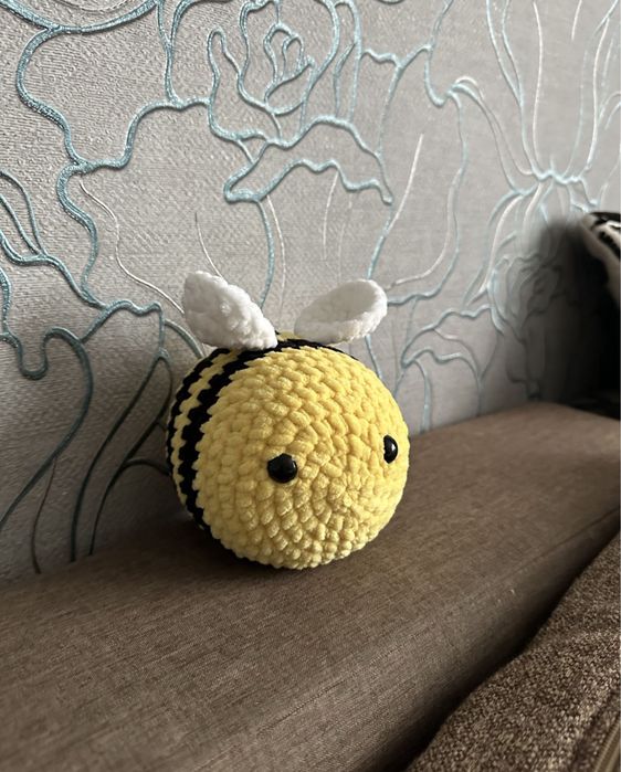 вязанная пчелка