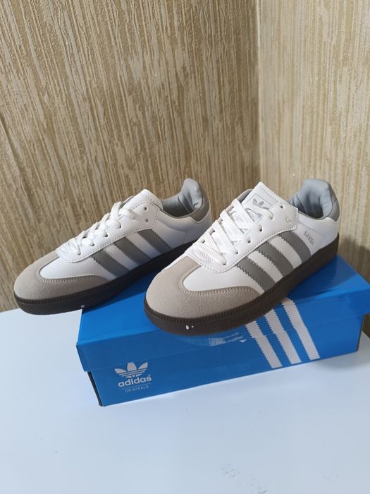 Женские кроссовки