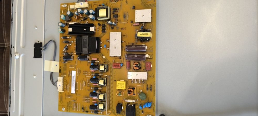 Продавам телевизор "Sharp LC- 60LE752E"за части.