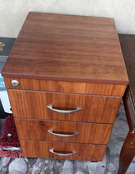 Тумбочка на колесах