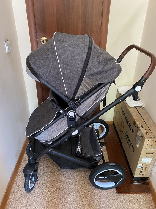 Срочно  новую  коляску  продам .