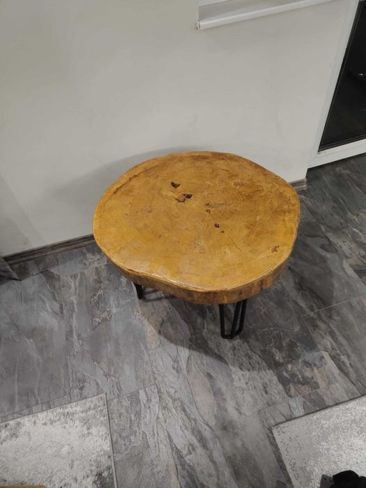 Маса с дървен плот