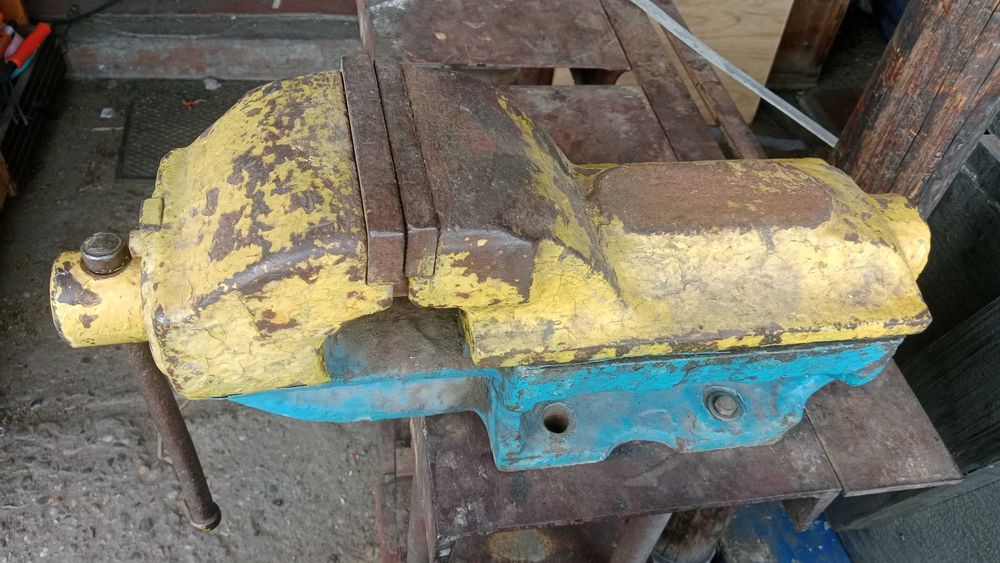 ПРОДАМ слесарные тиски