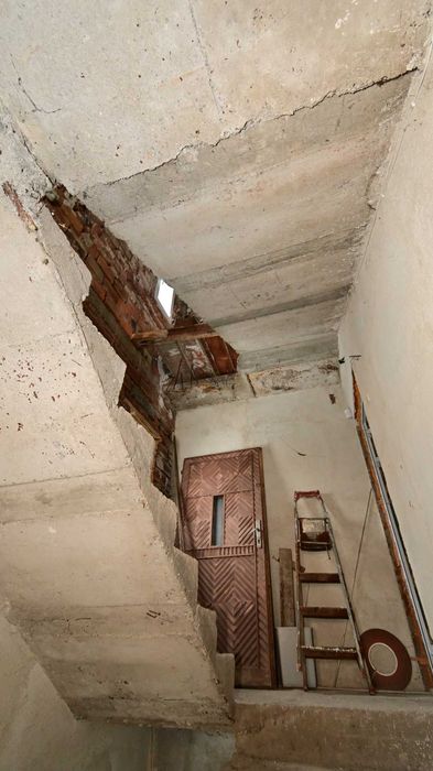 Самостоятелна, двуетажна, масивна къща в гр. Радомир