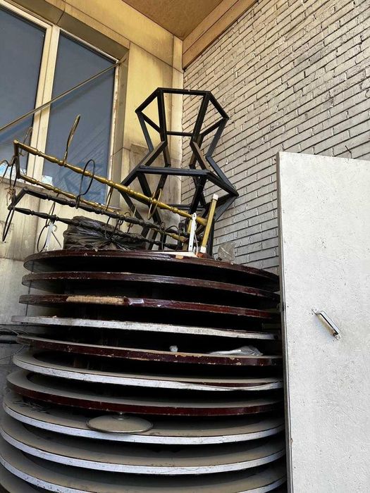 Столы и люстры цена договорная