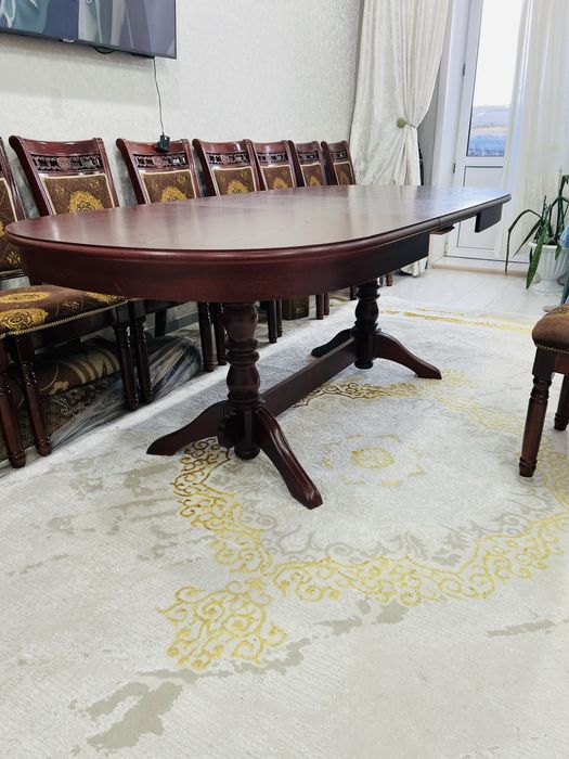 Стол и стулья гостинные