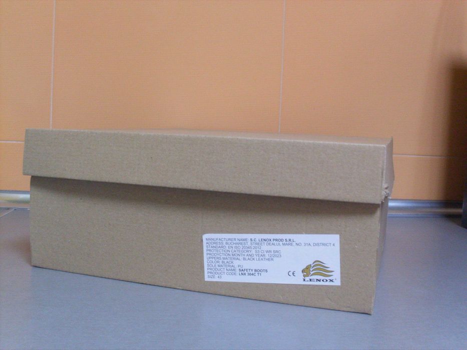 Работни обувки с метално бомбе.