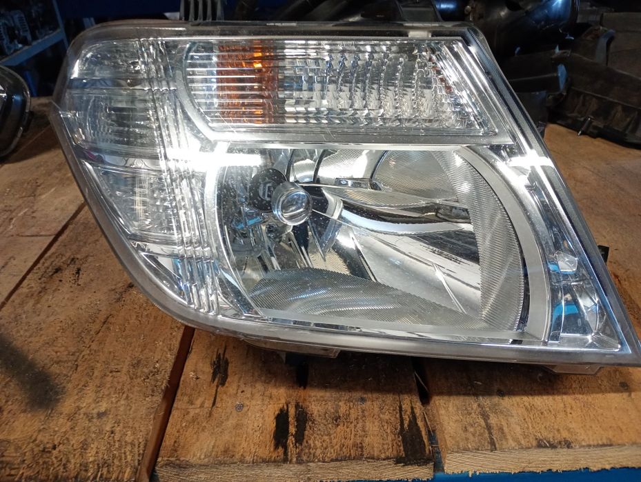 Far complet original faruri stanga si dreapta Nissan Navara d40 facelift 2014 model de europa fara prinderi rupte sau alte probleme