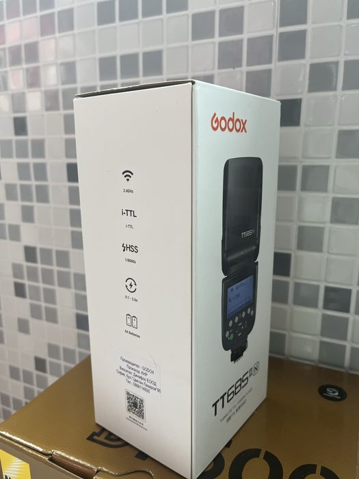 Продавам Nikon D7500 + външна светкавица Godox