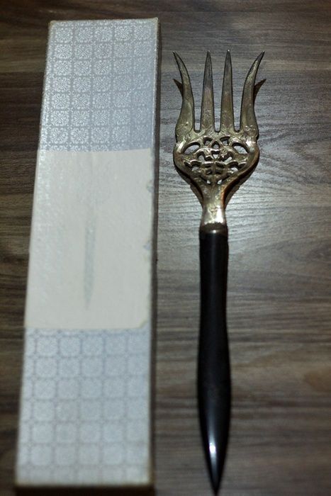 Красивая большая вилка д/горячего.Индия,ручная работа.Новая в коробке.