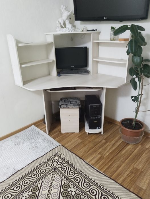 Срочно Продам угловой стол