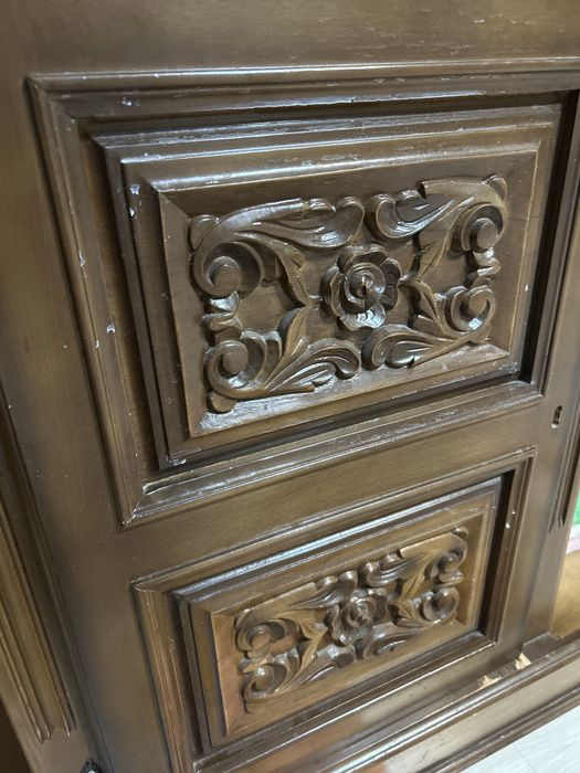 Продам сервант , чистое дерево, без дефекта.