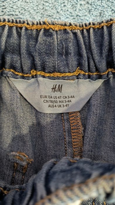 Pantaloni scurti blugi. H&M, marimea 104