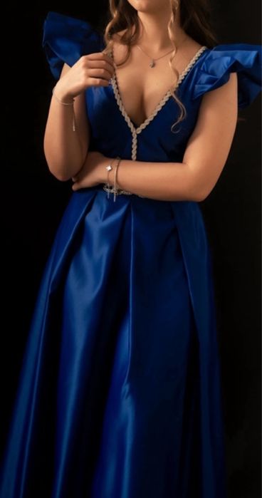 Rochie elegantă cu aplicații strălucitoare