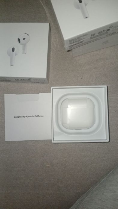 Vând căști  AirPods 4