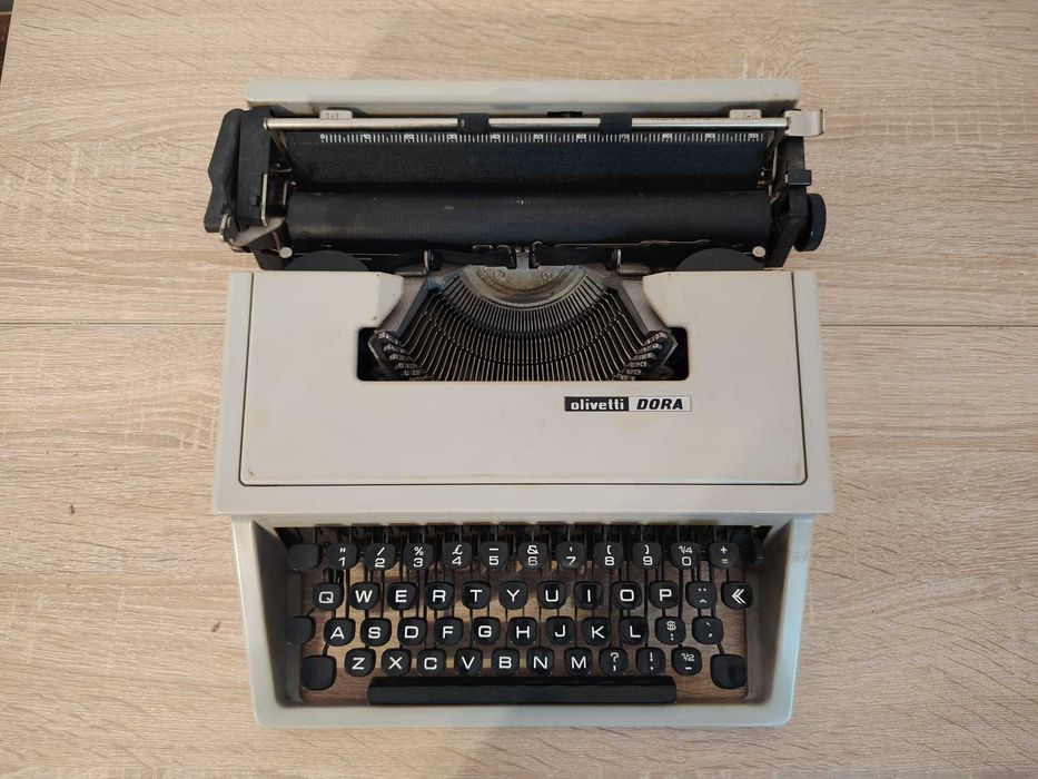 Vand masina veche de scris Olivetti