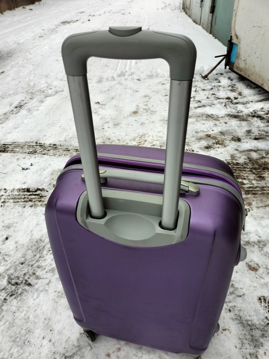 Чемодан дорожный