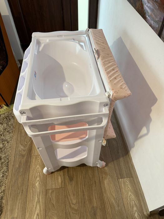 Venită cu suport și masă pentru înfășat