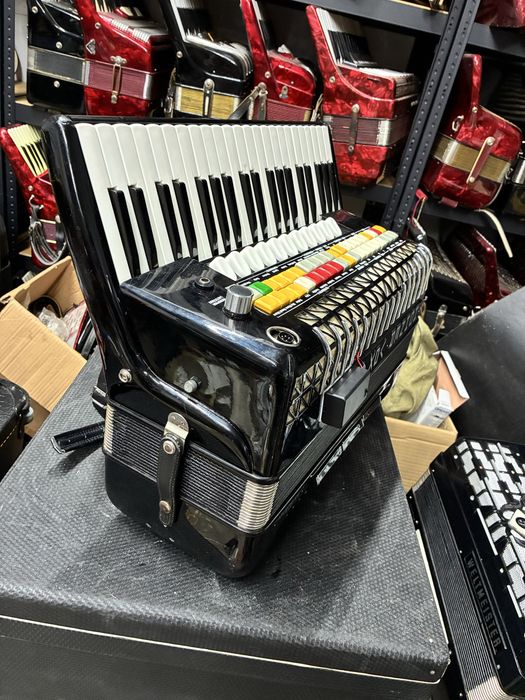 Acordeon Hohner Atlantic IV N deluxe Vox4 cu amplificare 120 basi
