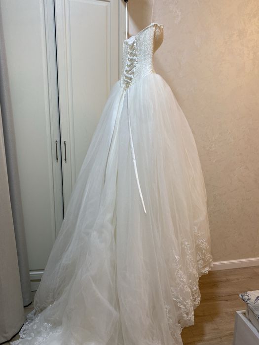 Шикарное платье цвета Ivory