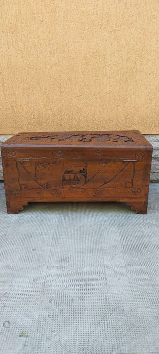 Cufar vintage din lemn sculptat