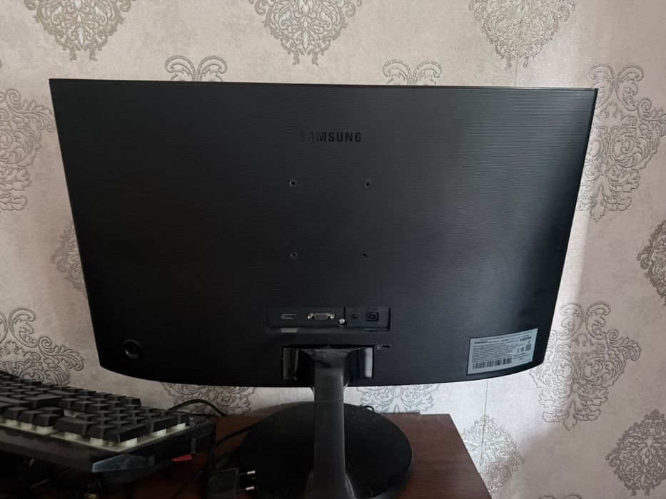 Монитор изогнутый Samsung