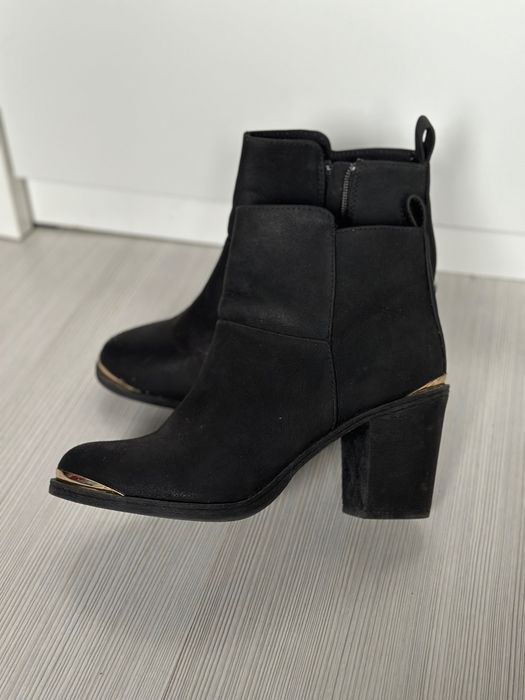 Дамски боти на ток HM