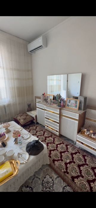 Uy sotiladi 1 xona 2 xona qilingan 3-etaj 4 etajlik dom