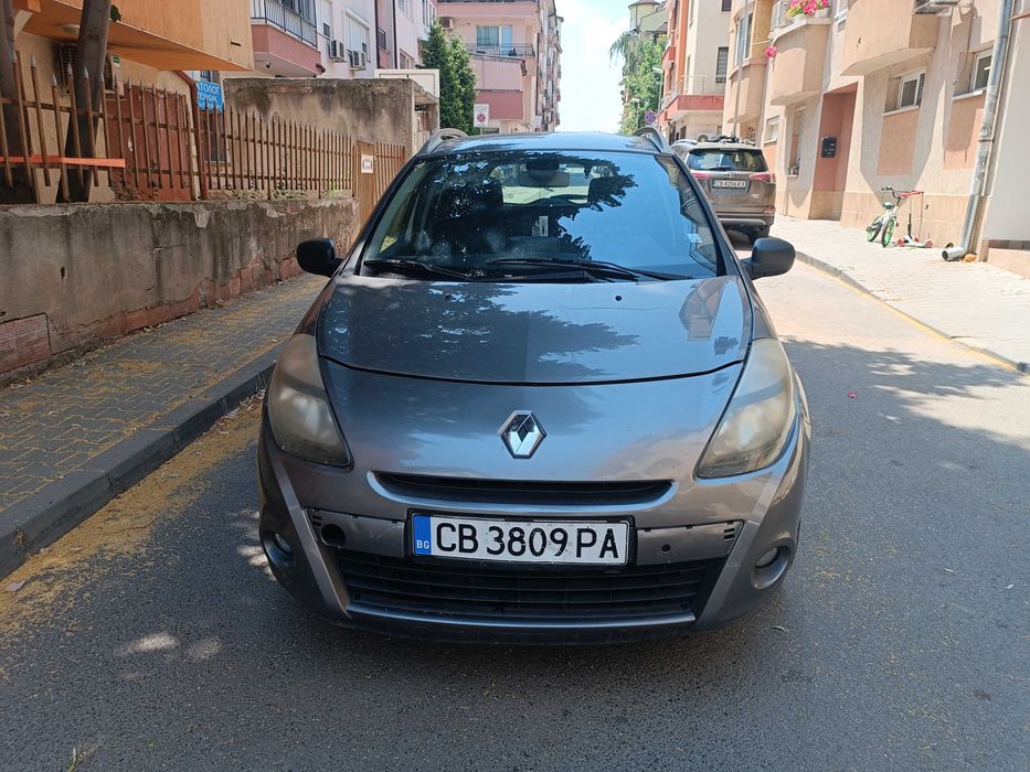 Продавам лек автомобил Рено Клио сив цвят цена 2500ЕВ.тел за връзка 0899953122.наско от гр София