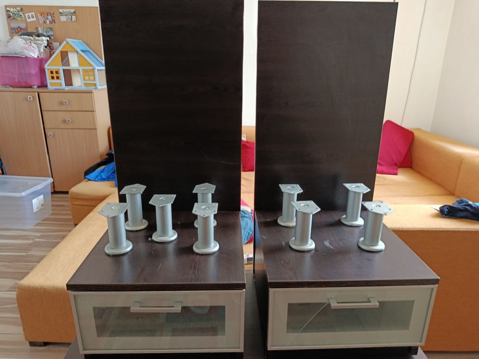 Set mobilier: dulap + 2 noptiere + 9 suporturi metalice