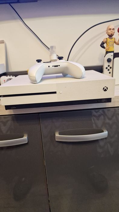 8 GBx box one s
CPU
AMD Scorpio Engine 8-core, 8-core Custom AMD CPU c