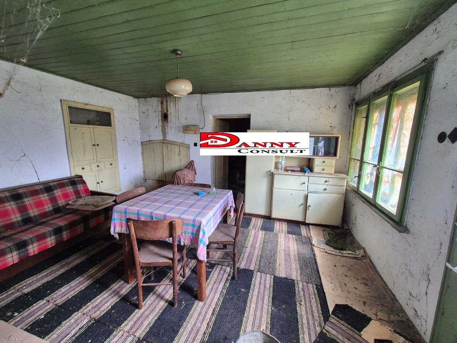 Двуетажна къща с двор и кладенец в с. Иванча