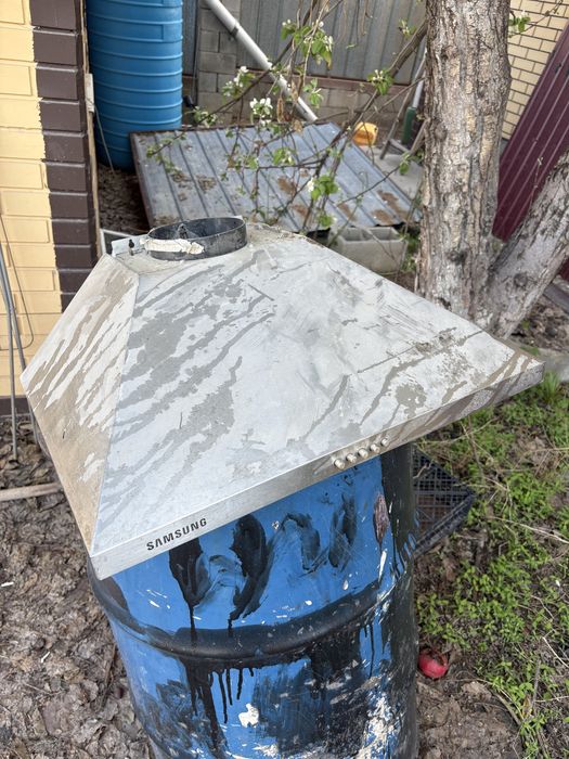 Вытяжка от самсунг не новая грязная есть маленькие царапены