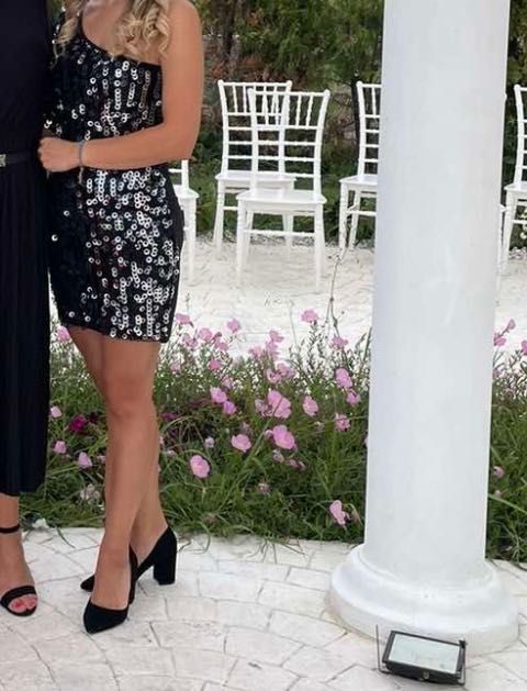Черна къса рокля с пайети