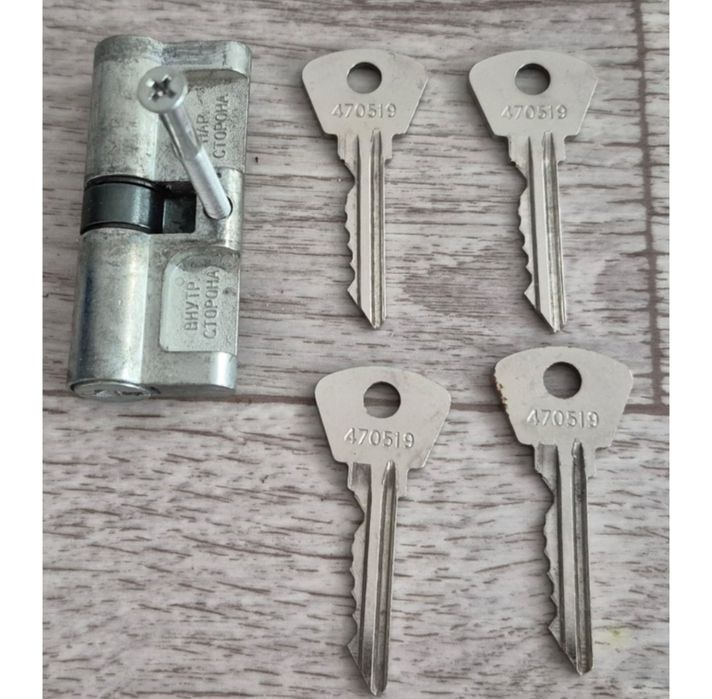 Замок с ключами продам