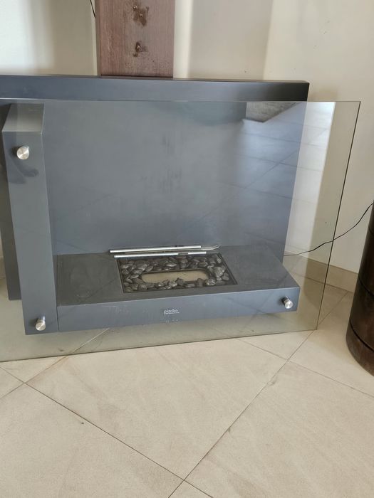 Semineu Planika pe bioetanol, gri, sticlă securizată, 3.500 lei
