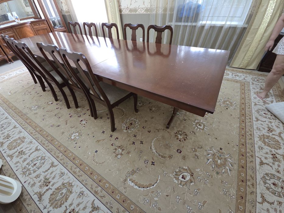 Продам мебель (кровать, шкаф, ковры итд)